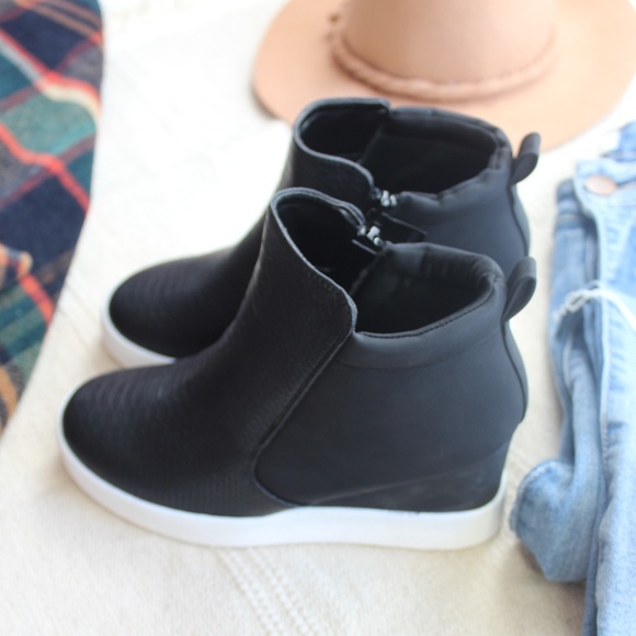 🆕//Fall Favorite Collection// Black wedge sneaker - Picture 6 of 7